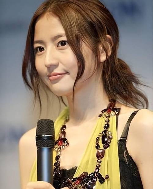 长泽阿莎:为何她成为日本影视界的璀璨新星?揭秘她的成功秘诀
